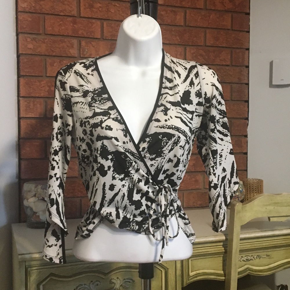 Black and white patterned crop top